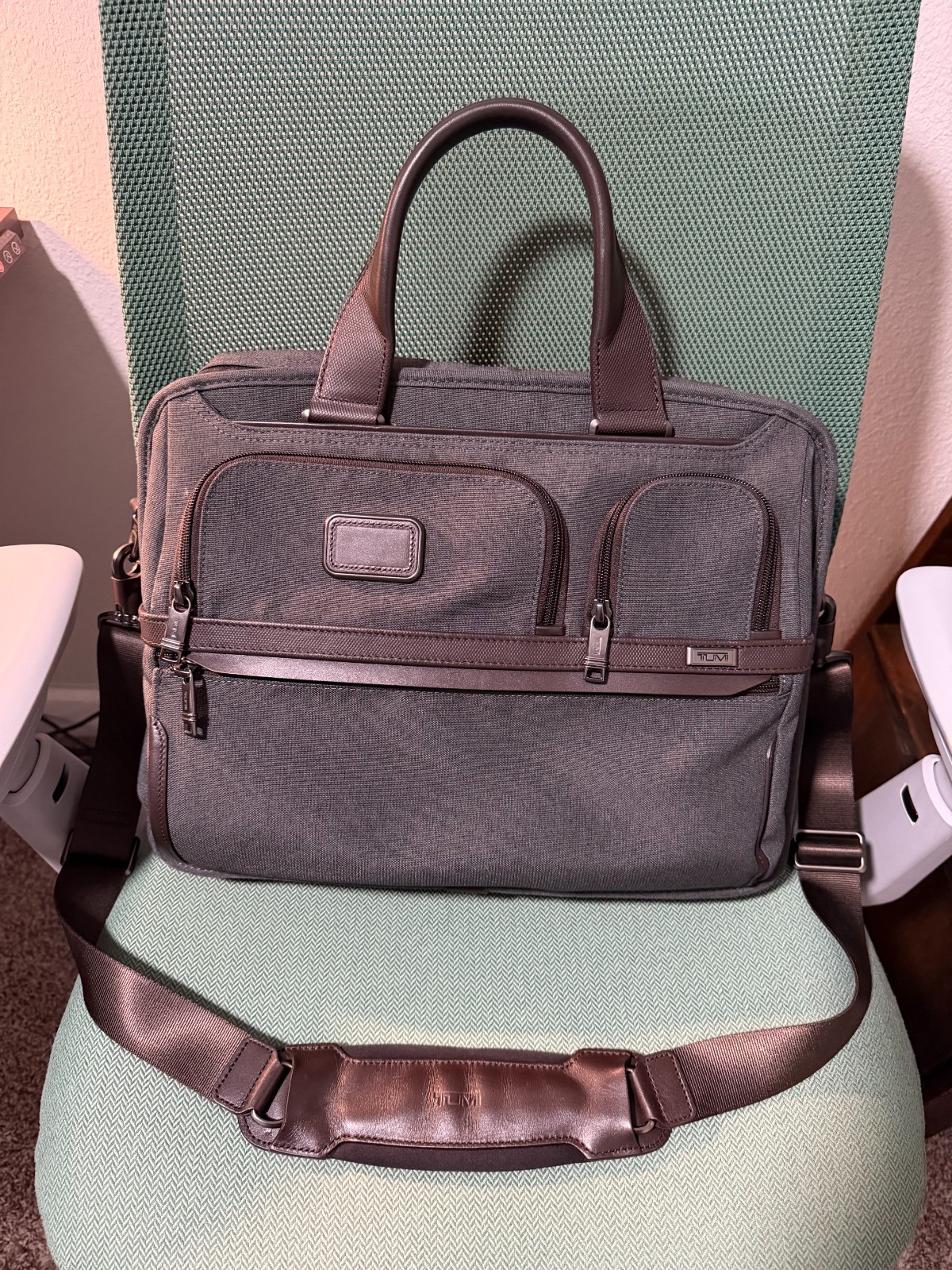 Tumi Mens Anthracite Alpha Expandable Briefcase – laptop sleeve included