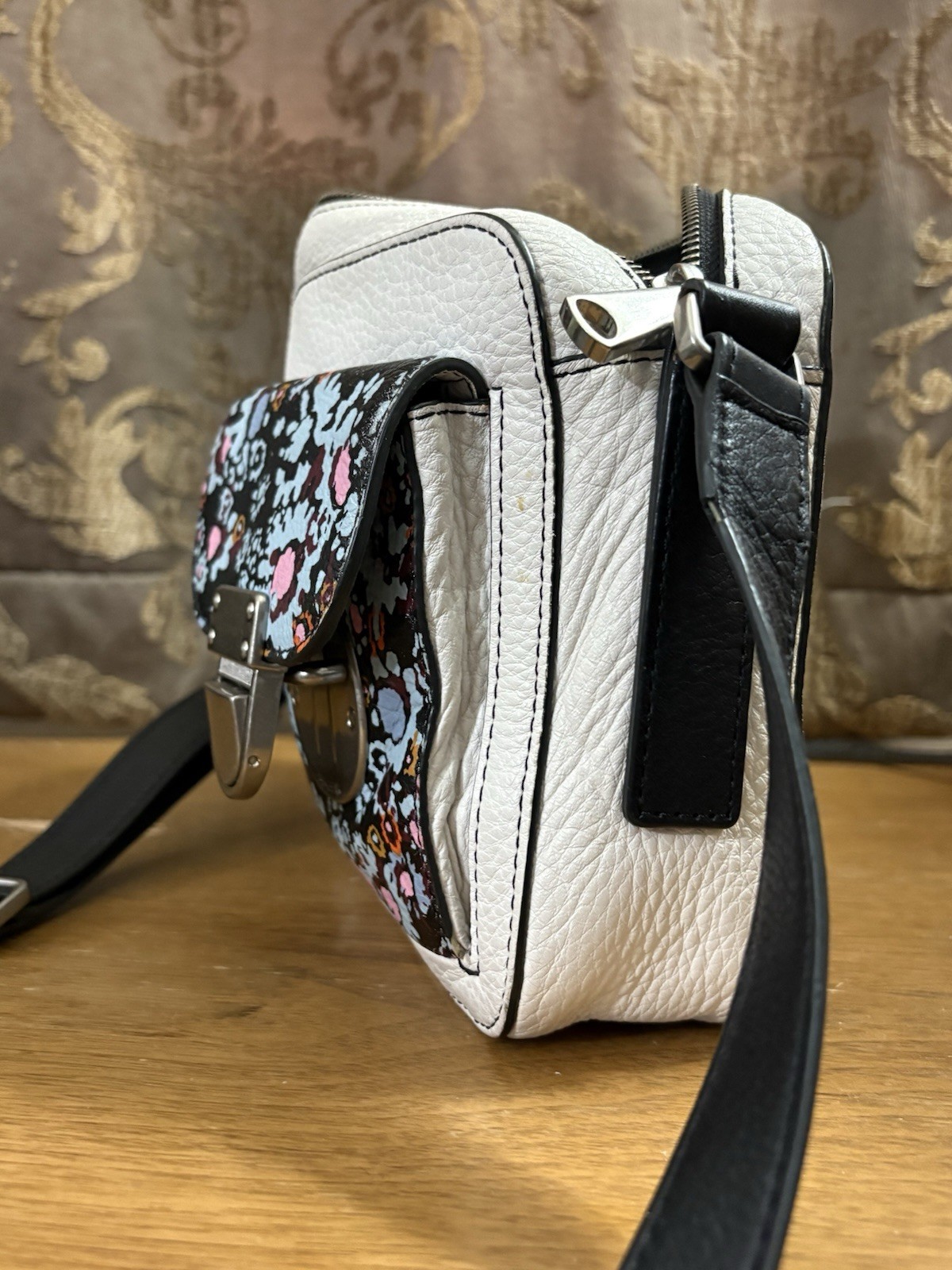 Clean Fossil White Leather Crossbody Purse with Push Lock Pockets