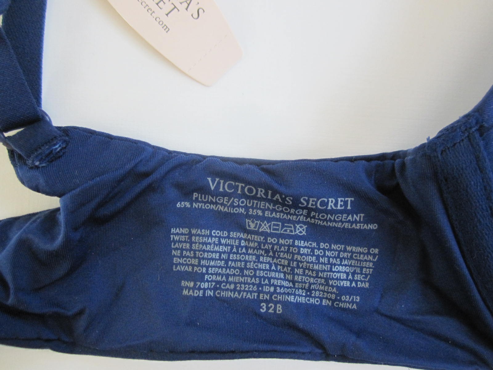 New with Tags – Victoria’s Secret Very Sexy Fabulous Push up Bra – Navy – 32B