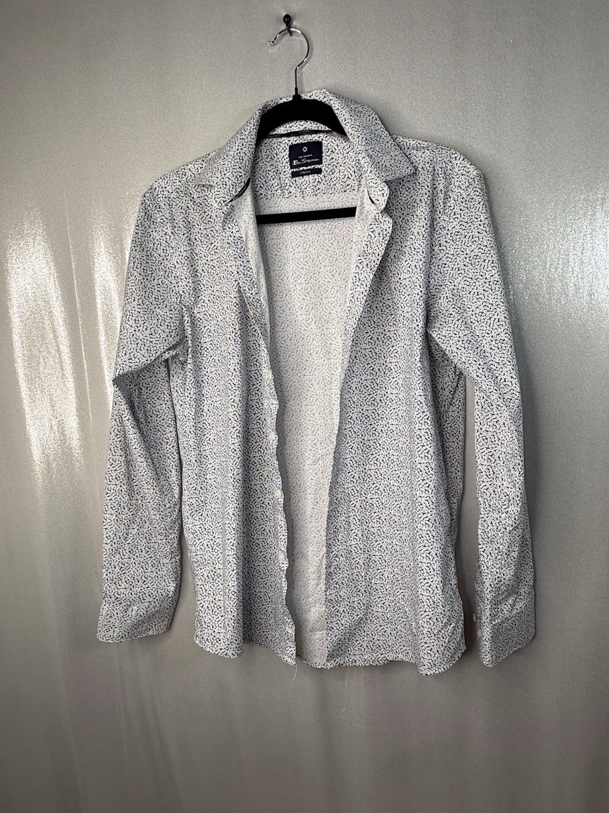 Ben Sherman Men’s White/Blue Geometric Stretch Long Sleeve Collared Shirt, M