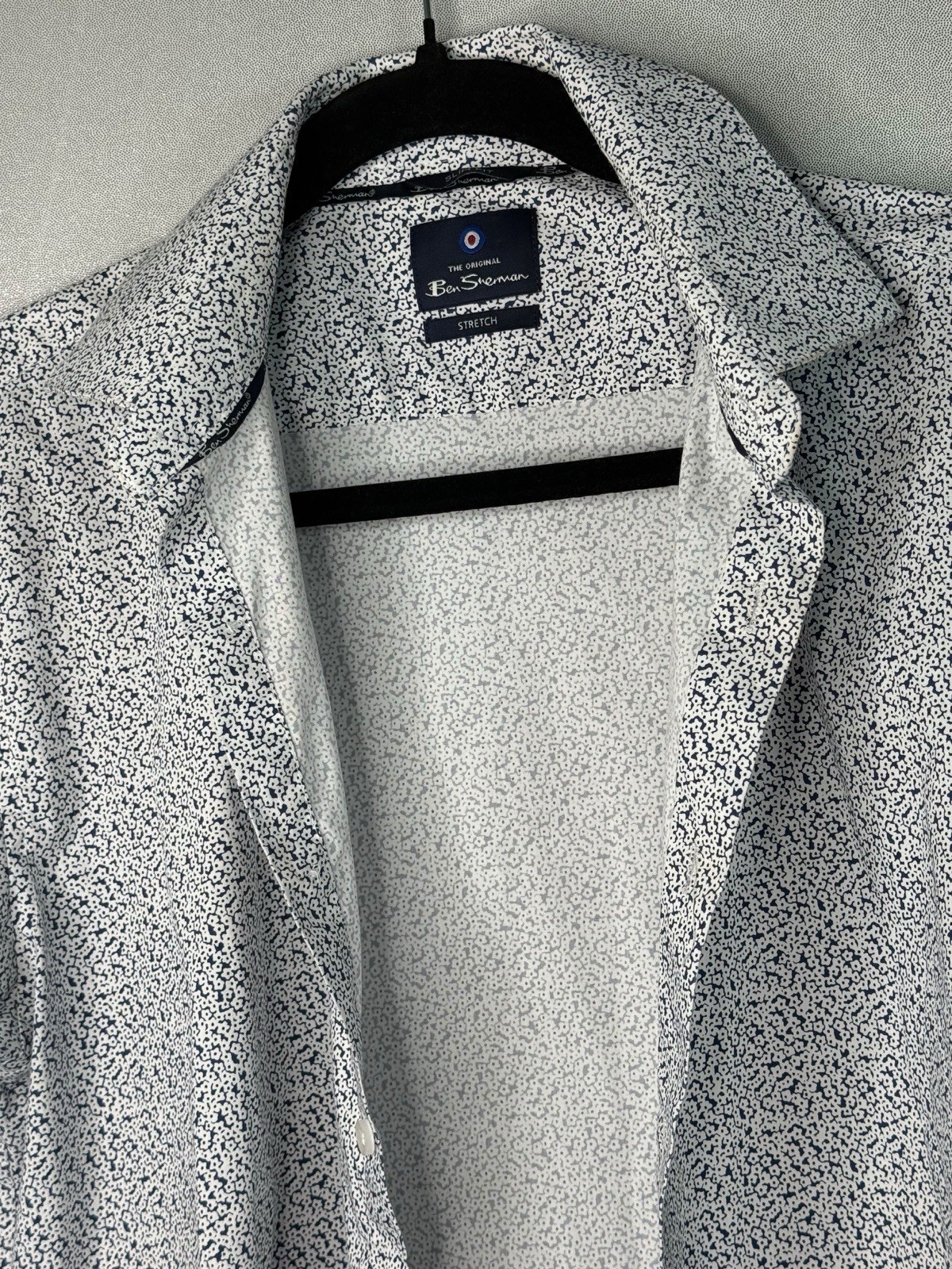 Ben Sherman Men’s White/Blue Geometric Stretch Long Sleeve Collared Shirt, M