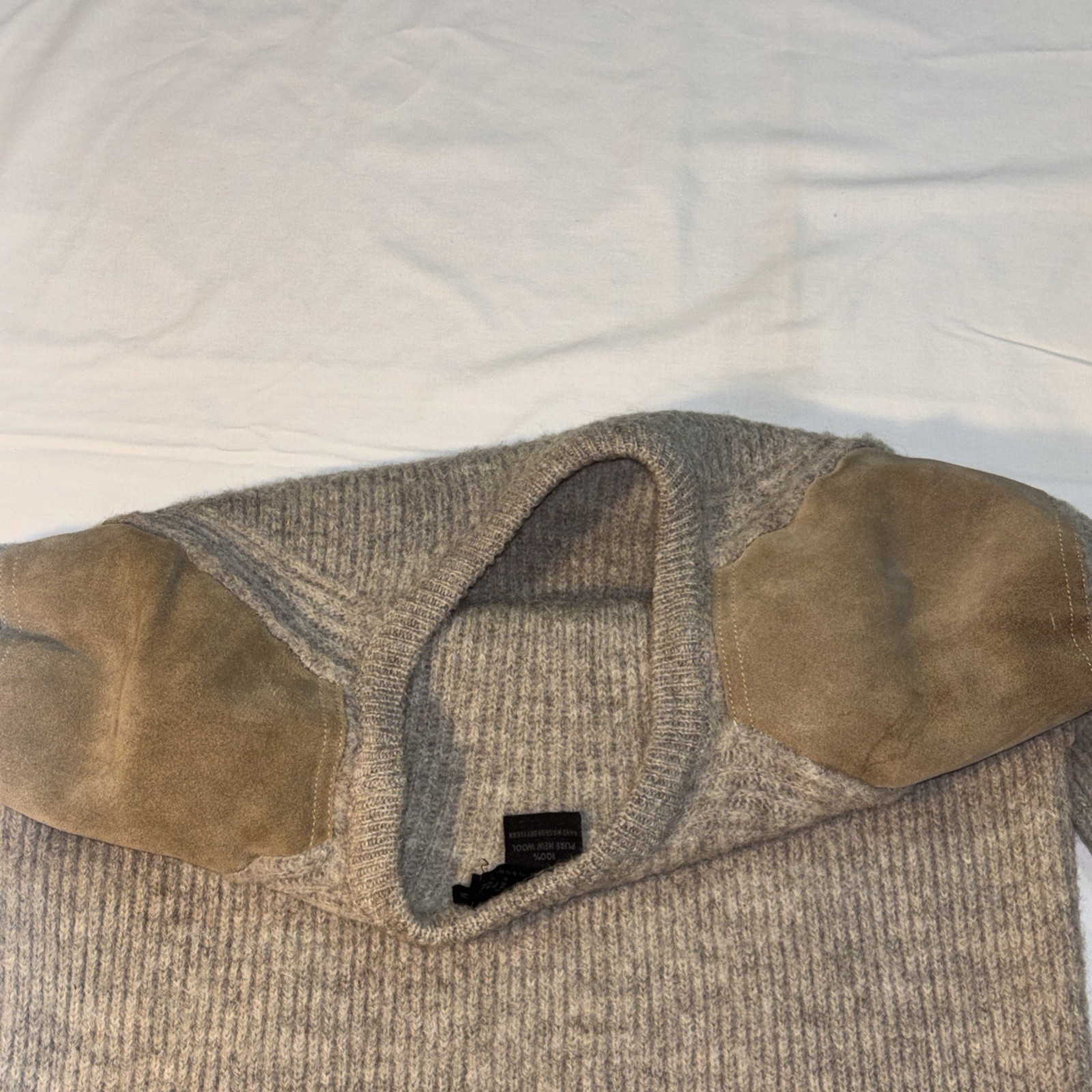 Peregrine Sweater Men’s Medium Suede Shoulder Elbow Patches England Wool Knit