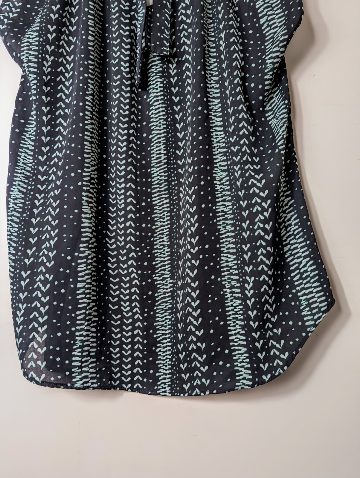 Lauren Conrad Silky Blouse Womens Medium Round Neck Top Blue Green Polyester
