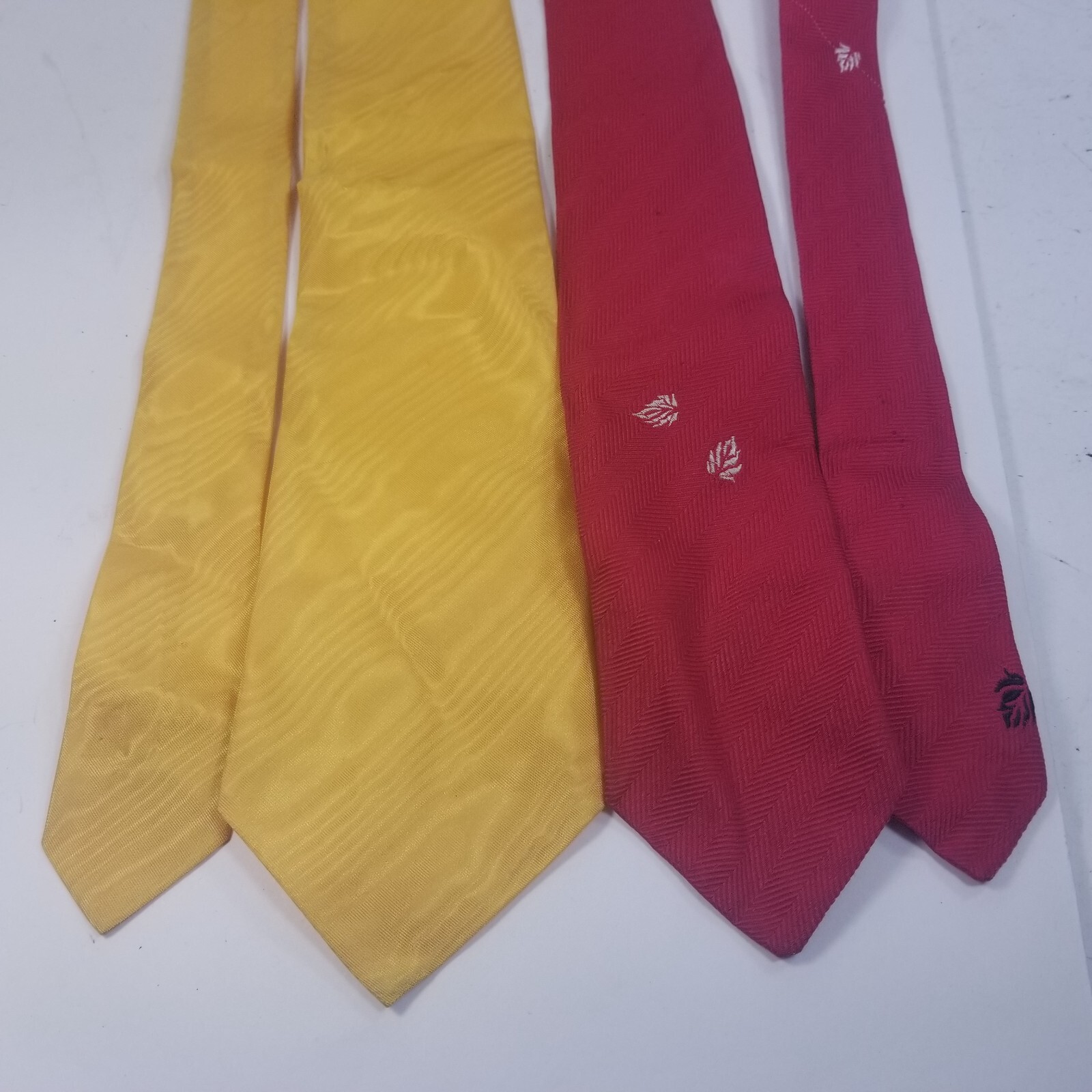 LOT OF 2x VINTAGE 40s 50s TIES RED & YELLOW 100% SILK SKINNY 53 & 53.5″