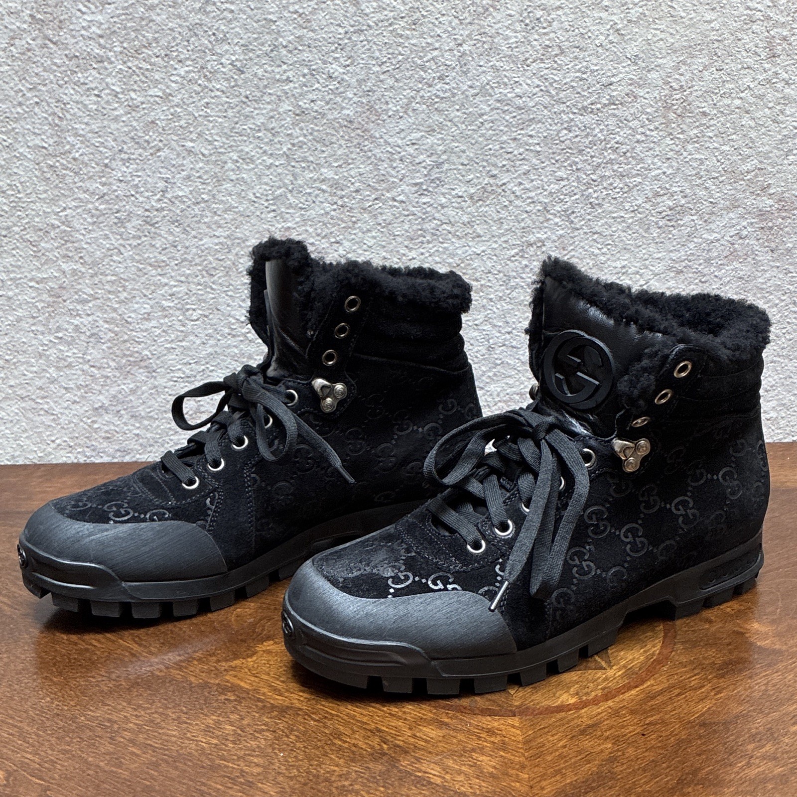 Gucci Men’s Black Suede Ankle Hiker Boots Lined Lace-Up Logo Fur Trim