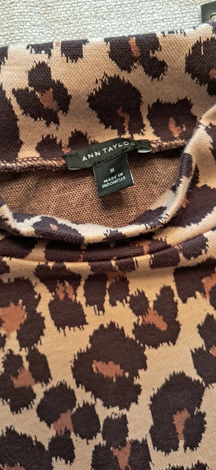 Ann Taylor Leopard Print Mock Neck Top Horsebit Gold Chain Medium M Excellent
