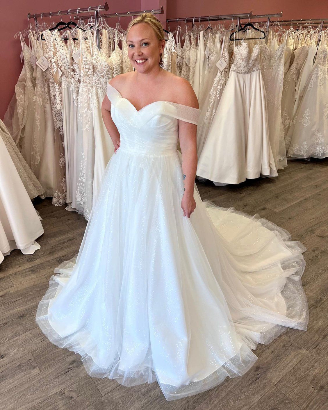 Classic Wedding Dresses White/Ivory Tulle Off Shoulder Sweep Train Bridal Gown