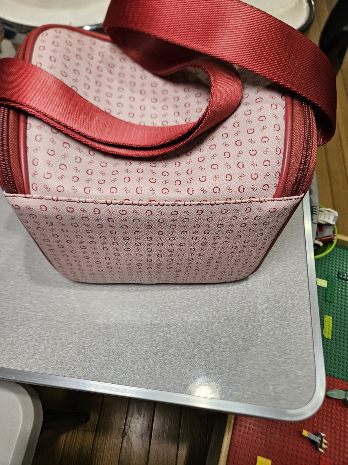 GUESS NEW Lux Lunch Box Insulated Burnaby Travel Red Mo.RCK9834069