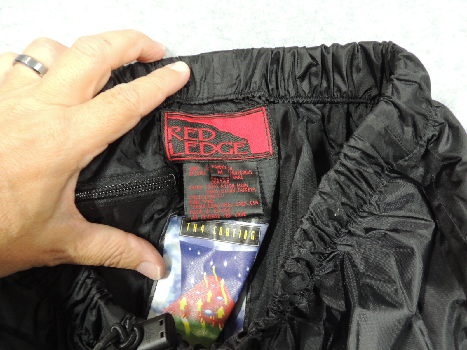 WOMENS MEDIUM RED LEDGE LIGHTWEIGHT WATERPROOF RAIN PANTS w/ STUFF PACK, BLACK