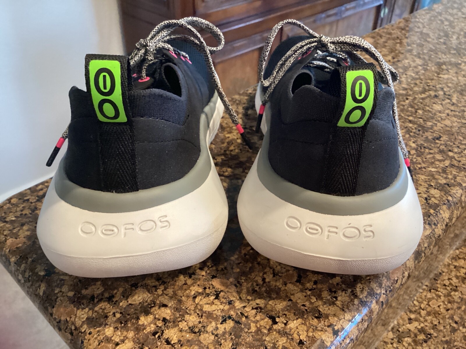 Oofos Oomy Stride Snealers White Black Size 7 Women’s
