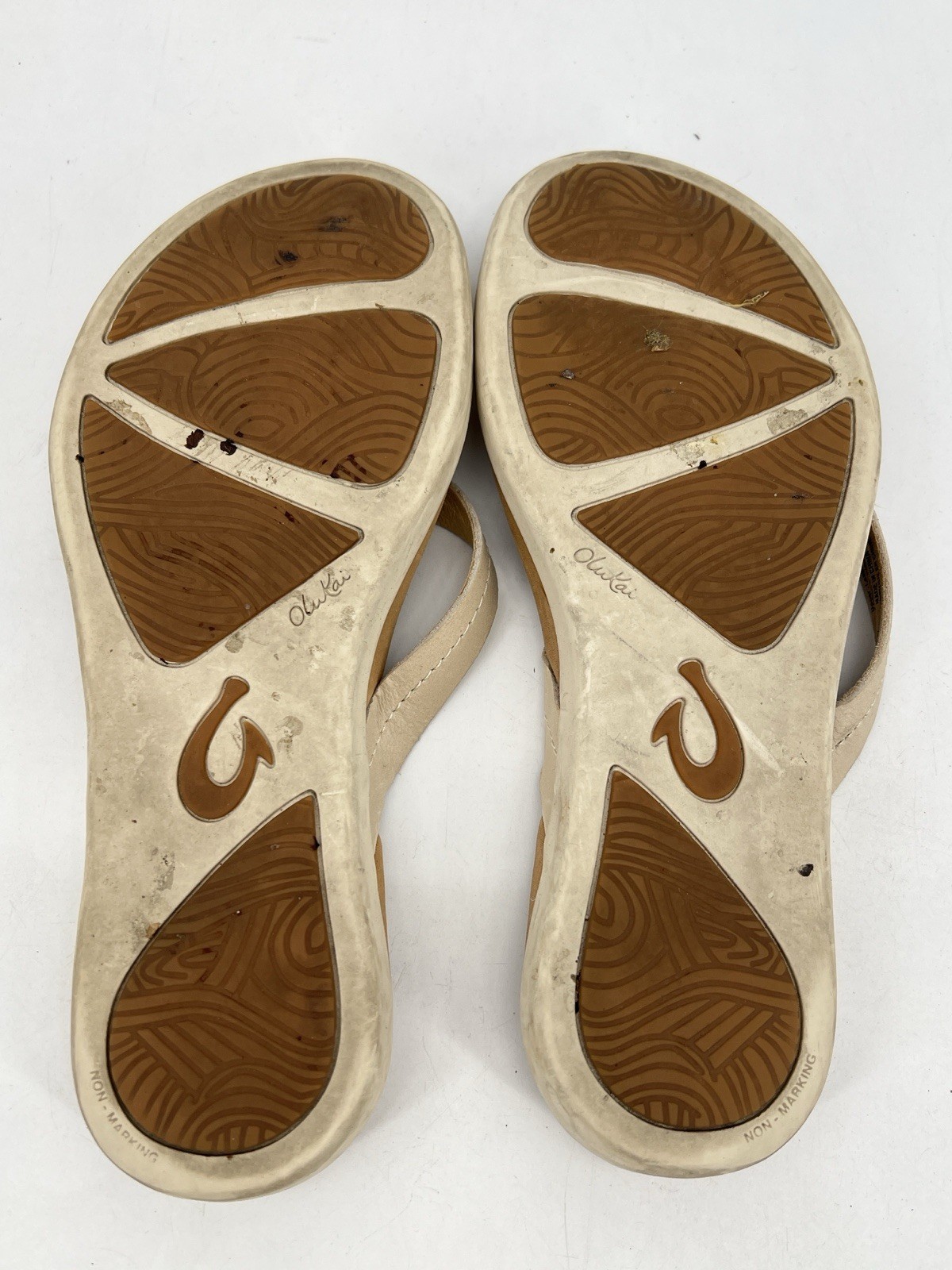 OluKai Honu Flip Flops Womens Size 7 Bright White Golden Sand Leather Sandals