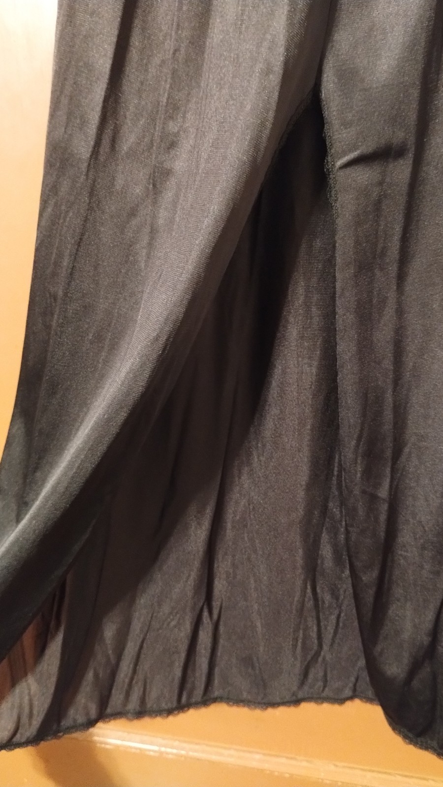 Vintage Half Slip SIZE MEDIUM black nylon 32″ W/ slit VASSARETTE NWT