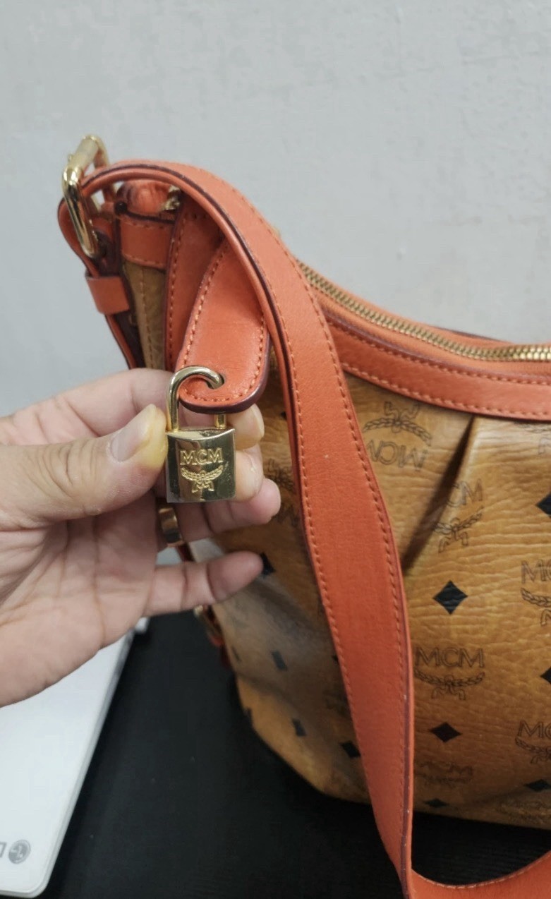 MCM Visetos Hobo slouchy, crescent-shaped shoulder