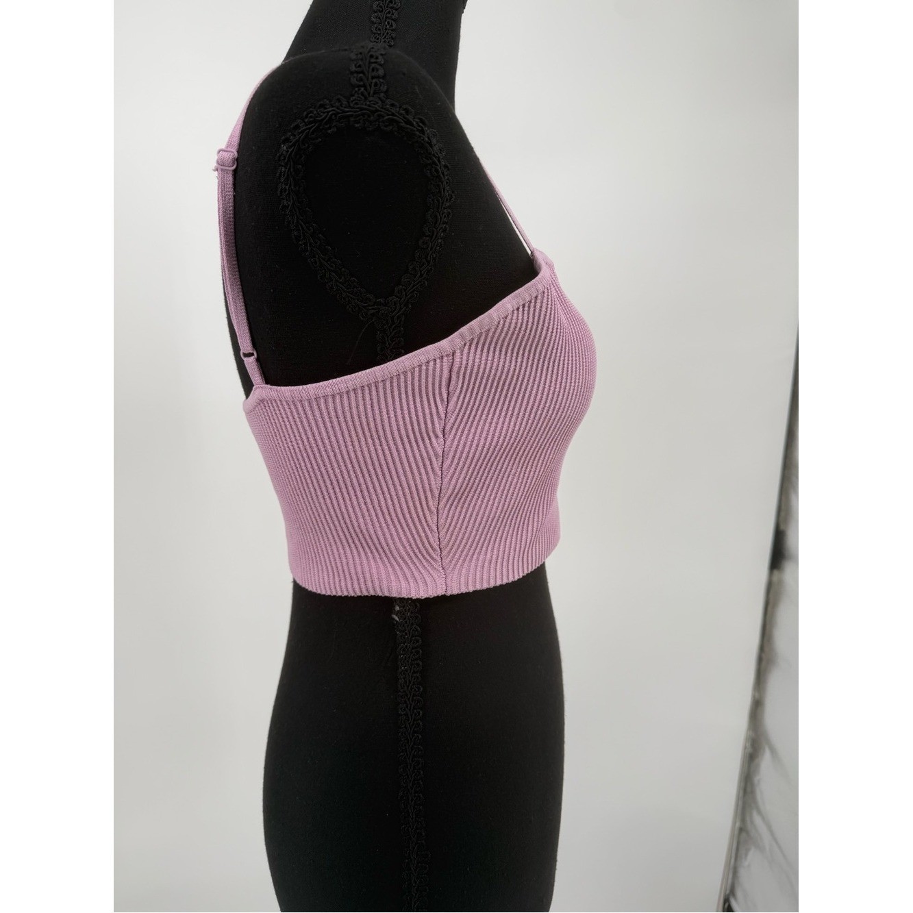 Babaton Ribbed Spaghetti Strap Crop Top – lilac