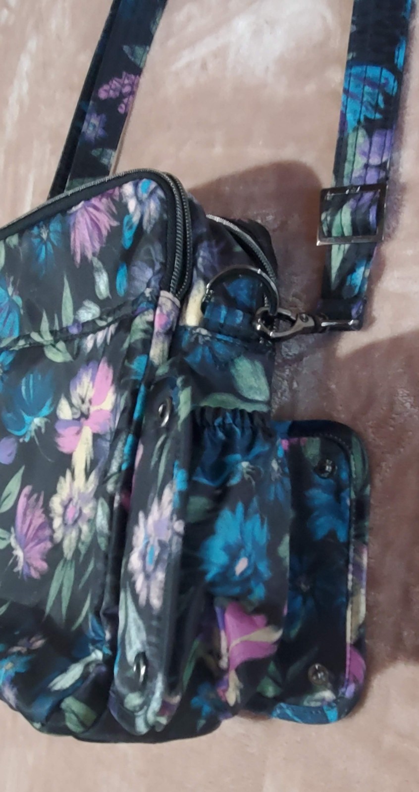 NWOT Lug Compass Bloom Black Floral Crossbody Bag Multi Pocket Organizer Purse