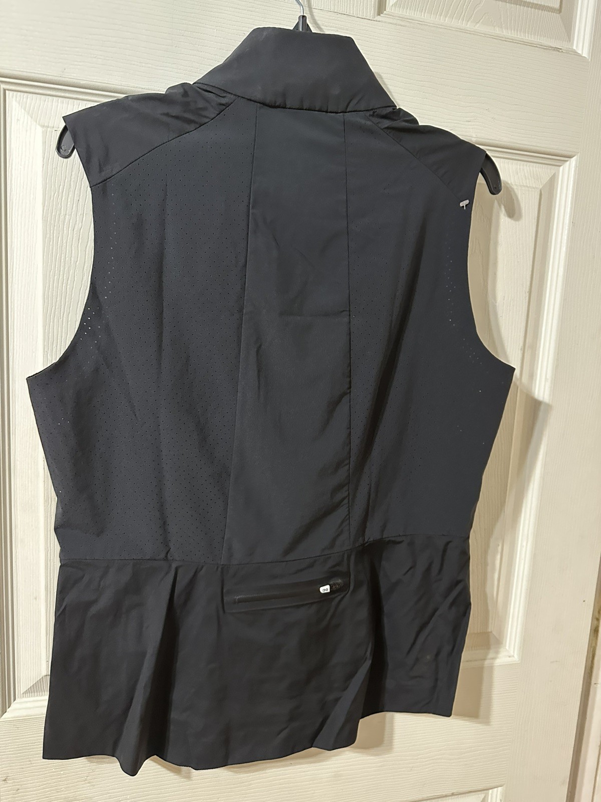 ON Cloud Running Women’s Weather Vest Black Sz Large Lightweight Reflective NWT