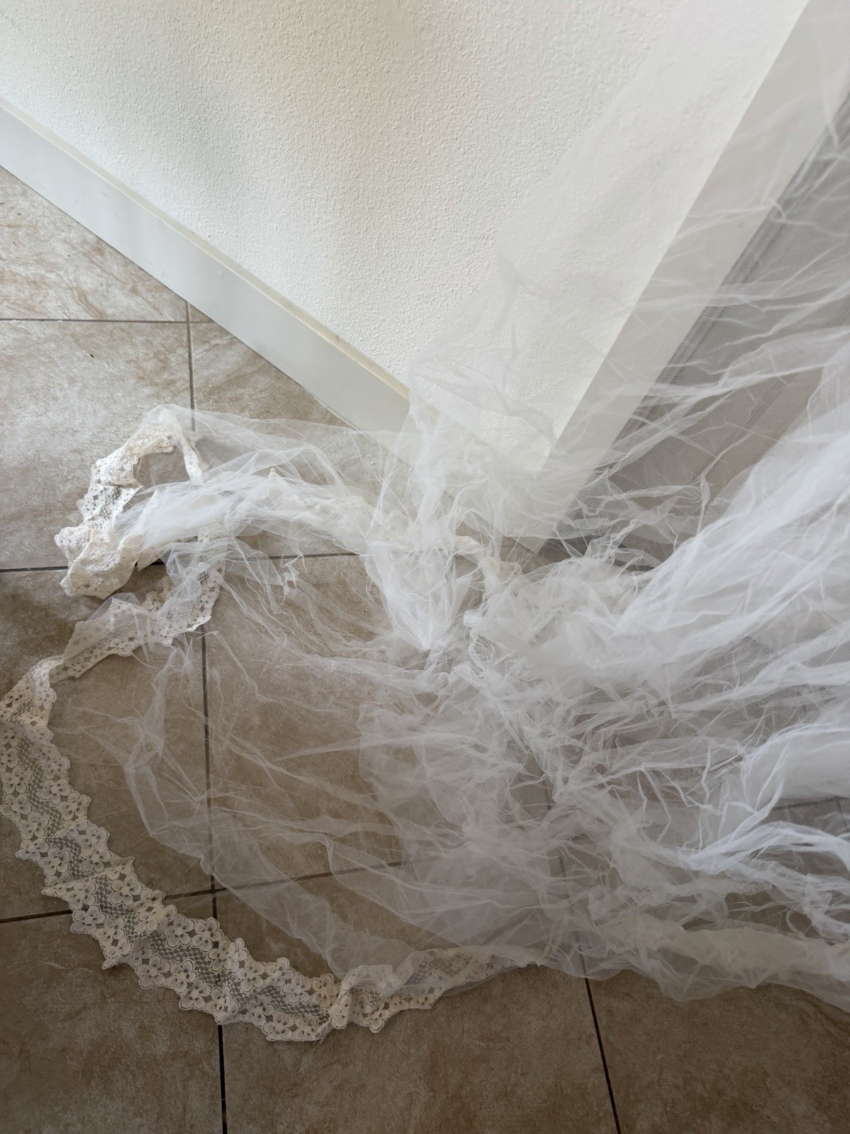 Vintage Lace Trimmed Tulle Long Wedding Veil Head Piece Lace Stunning