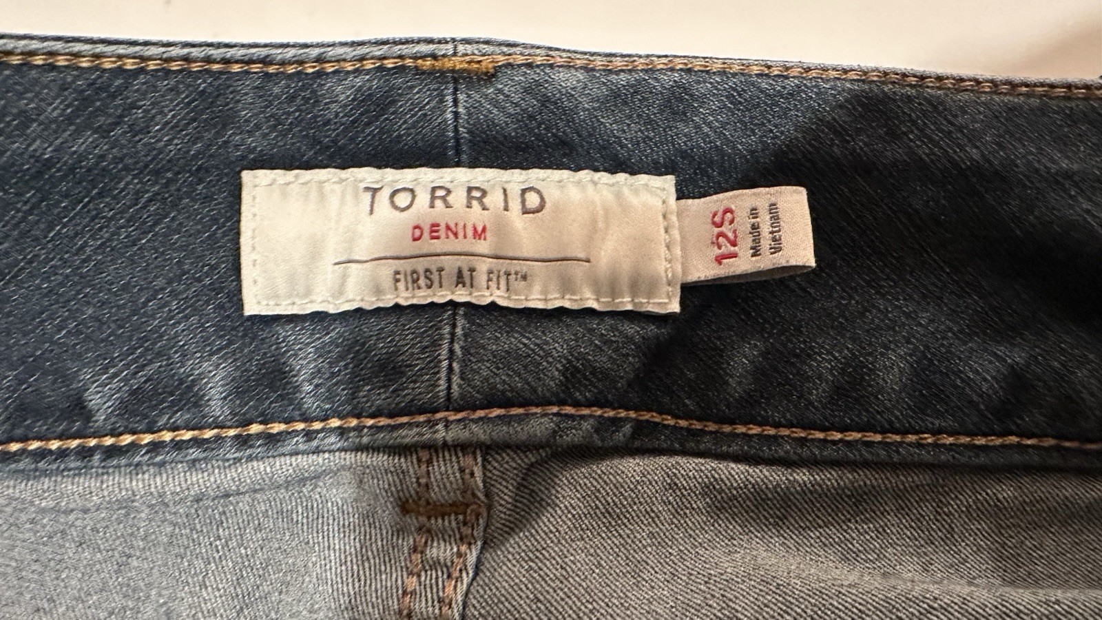 Torrid Jegging Distressed Jeans Womens Size 12S Blue 3-Button & Zipper Closure