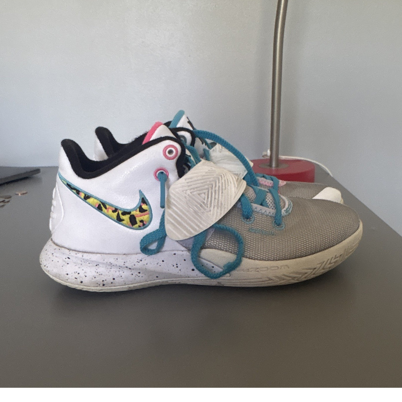 Nike Kyrie Men’s Basketball Mid Top Sneakers White/Gray/Blue/Pink Lace-Up