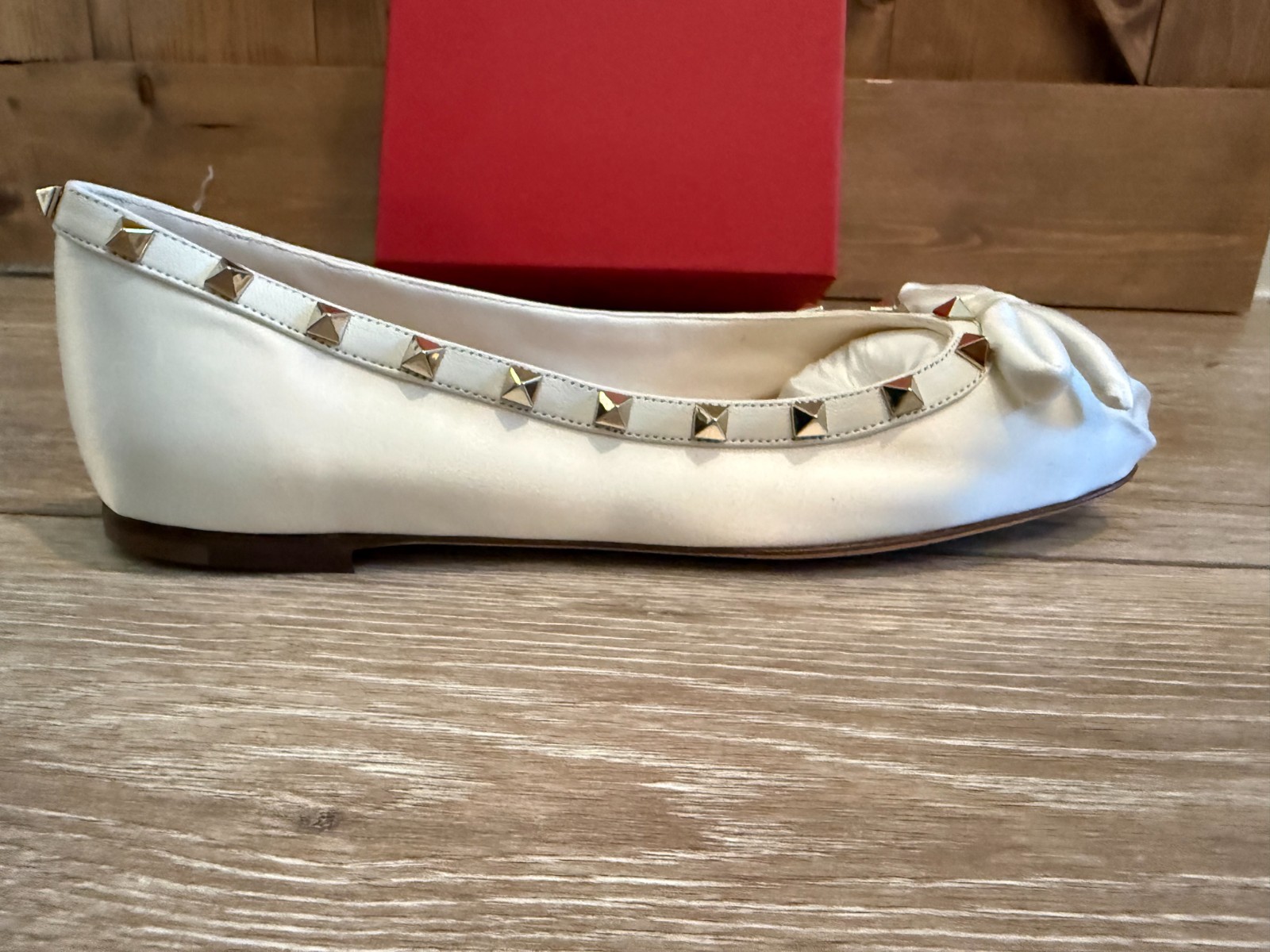 NWT Valentino Garavani Rockstud Bow Ballet Flats Ivory Satin EU 40
