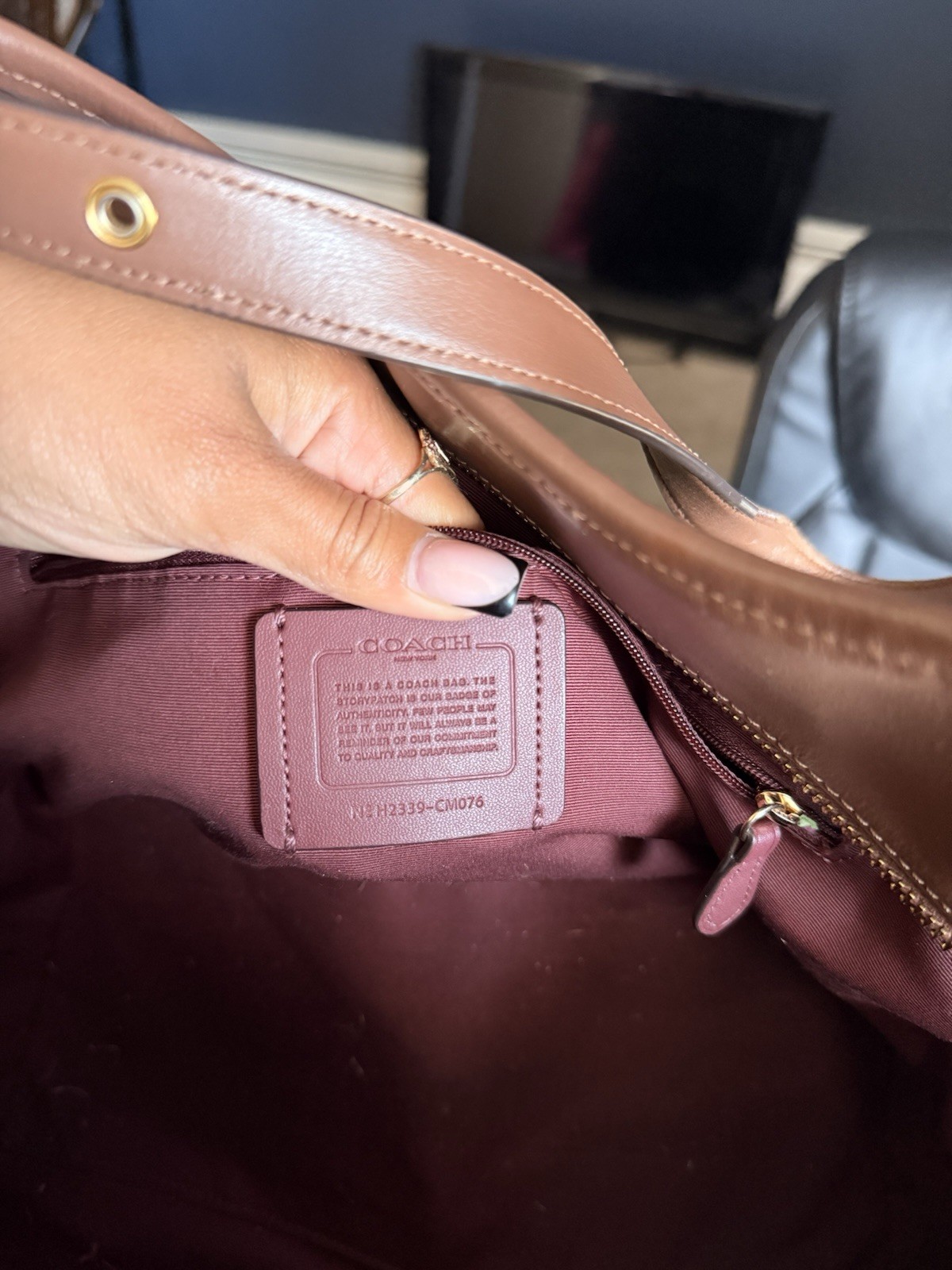 Coach Signature Logo Brown/Tan Shoulder Bag Zip Closure w/ Pouch, Gold HW