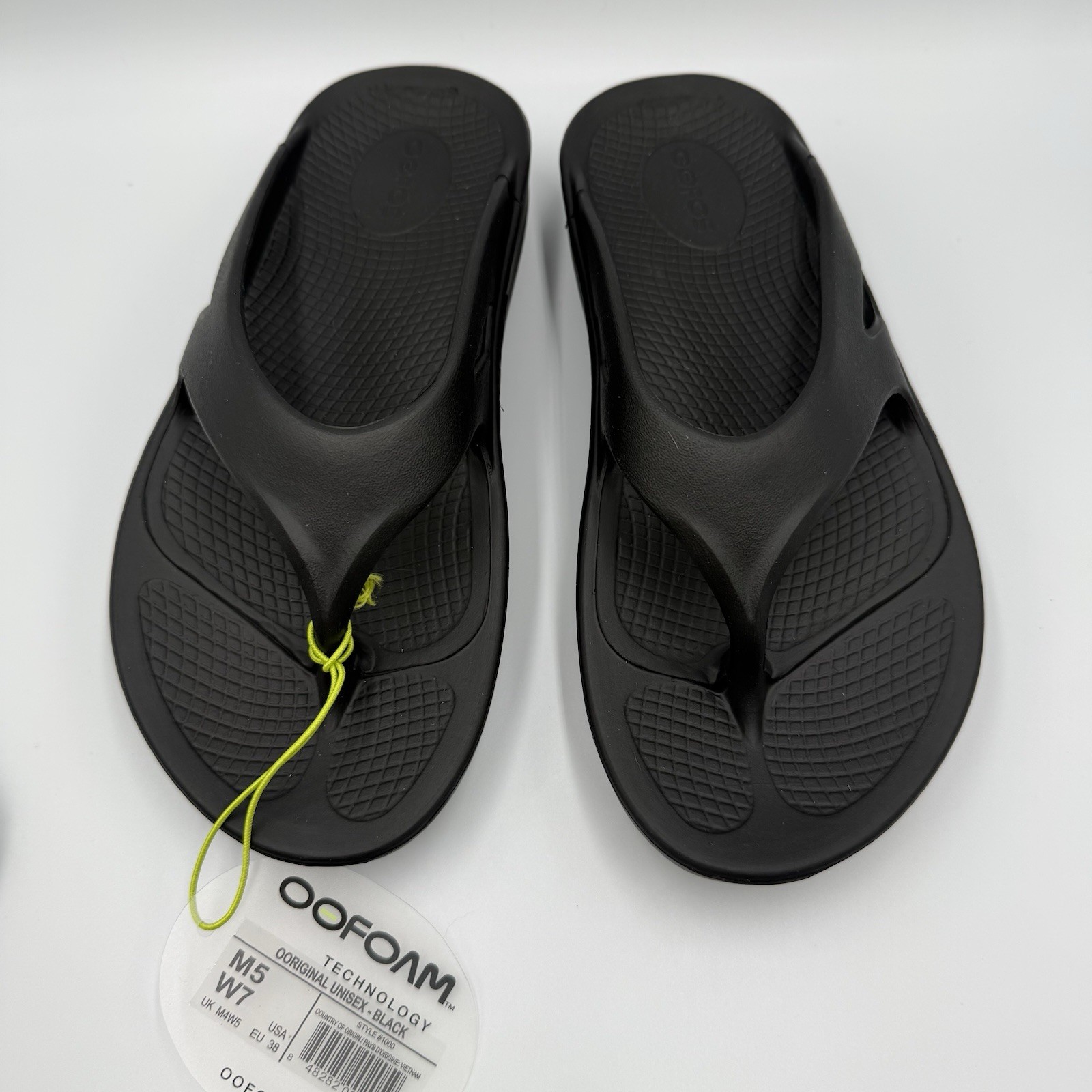 OOFOS OOriginal Unisex Sandal / Flip-flop(Women’s size 7 / Men’s size 5 ) Black