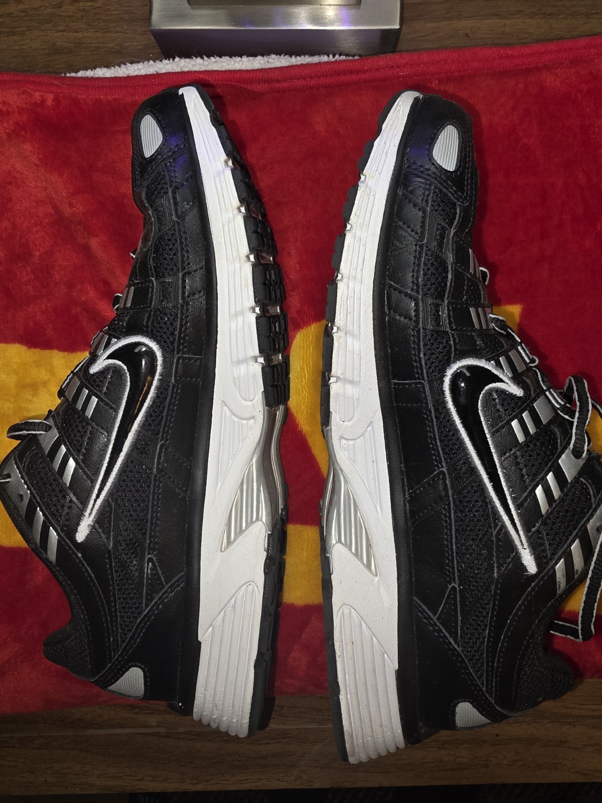 Nike P6000 Black/White/Metallic Silver /Black Mens Size 11 Athletic Shoe.