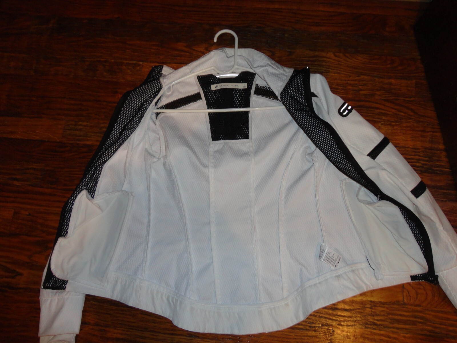 White Blanc NOIR Full Zip Jacket Womens S Very Nice – no holes – Very Good Cond