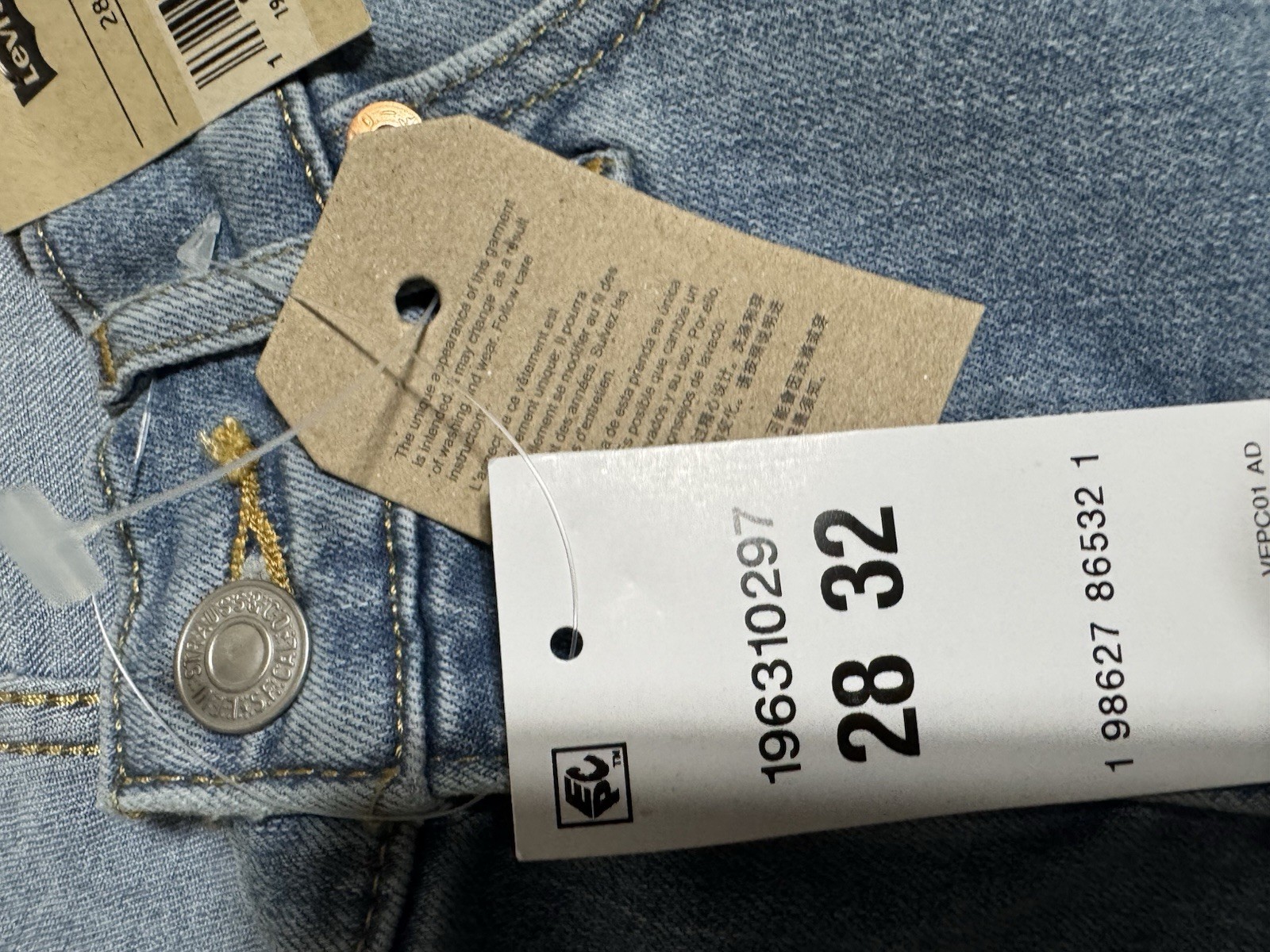 Levi’s Women’s 314 Shaping Straight Size 6 28/32 Mid Rise Light Wash NWT