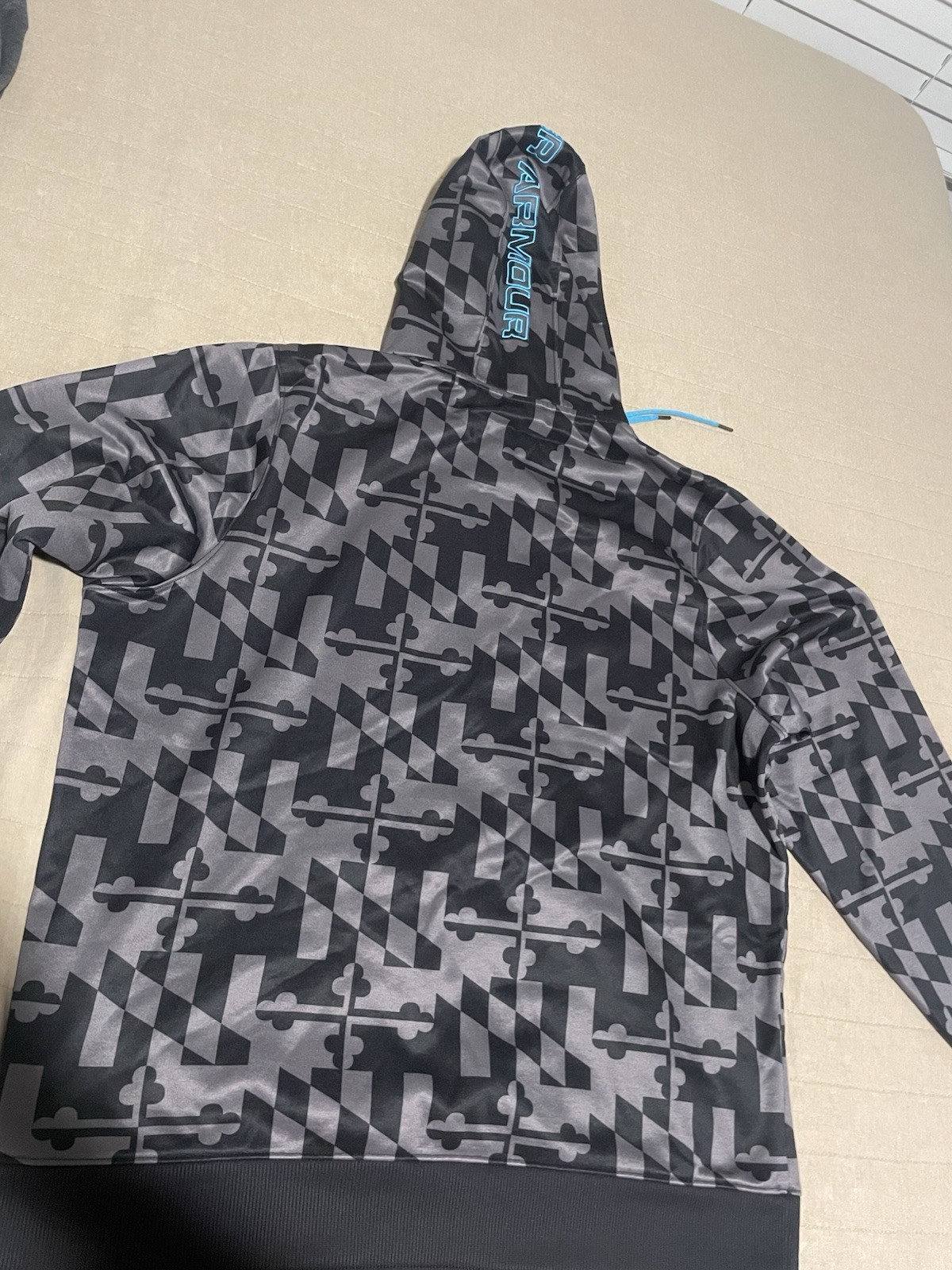 Men’s Large Under Armour Hoodie Black/Gray/Light Blue