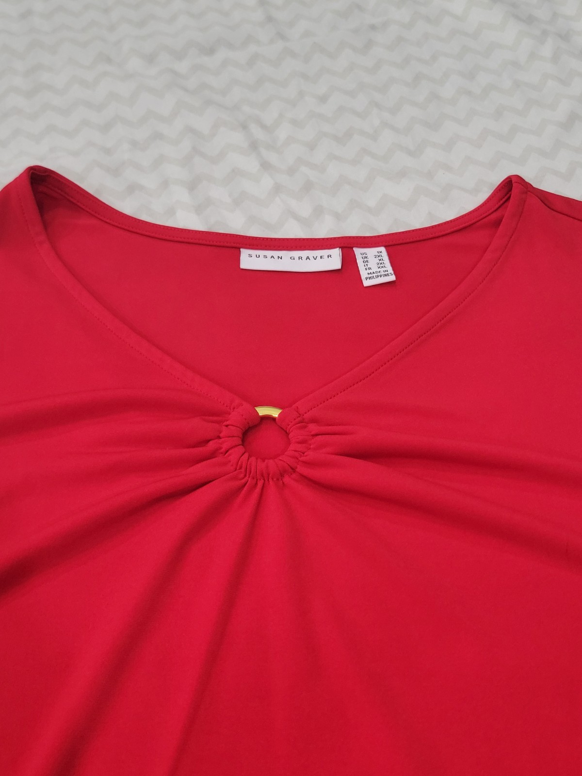 Susan Graver Sleeveless Blouse Womens Size 1XRed Keyhole Brooch Detail Neck Line