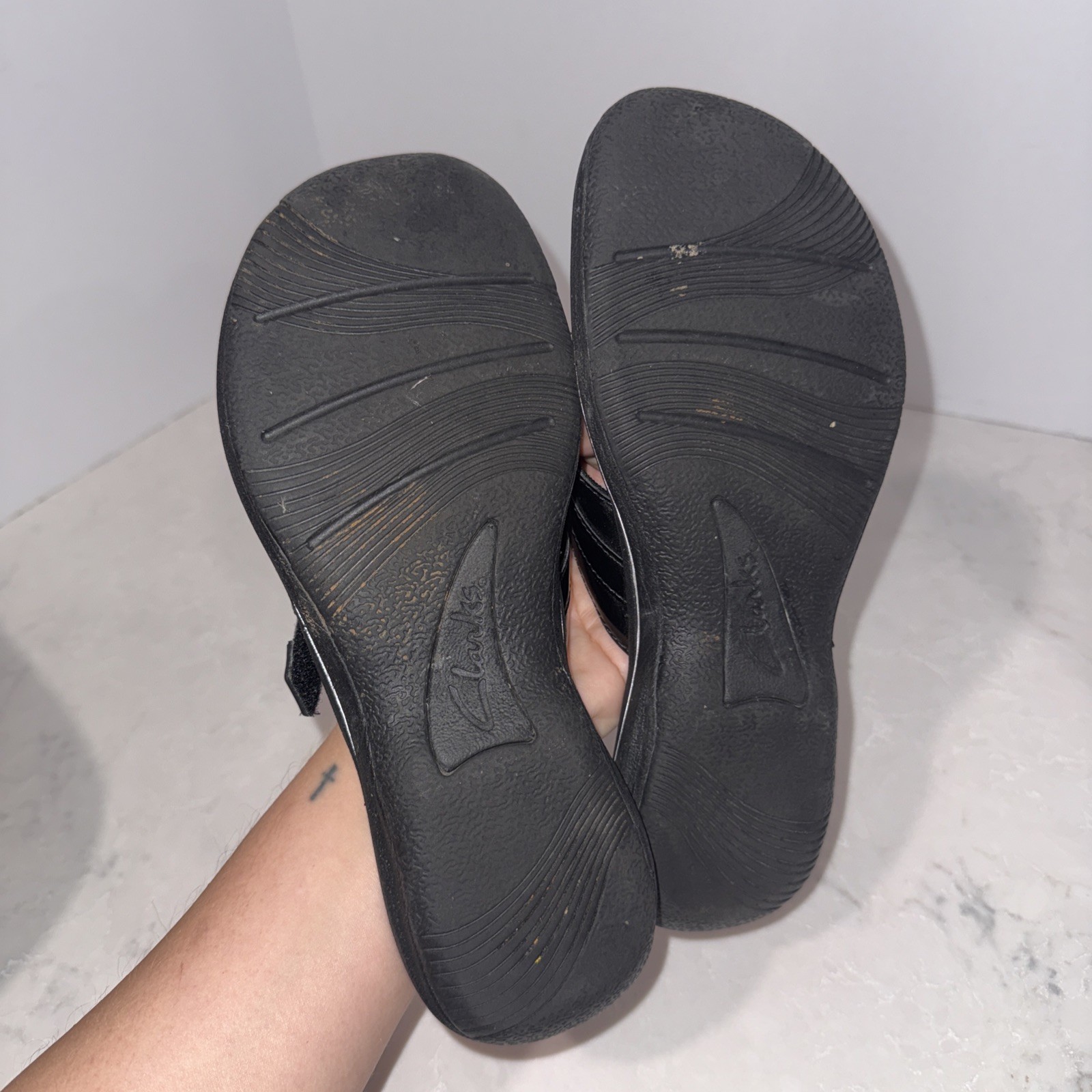 Clarks Brinkley Floral Flip Flop Sandals Black Women’s 7 Cloudsteppers.