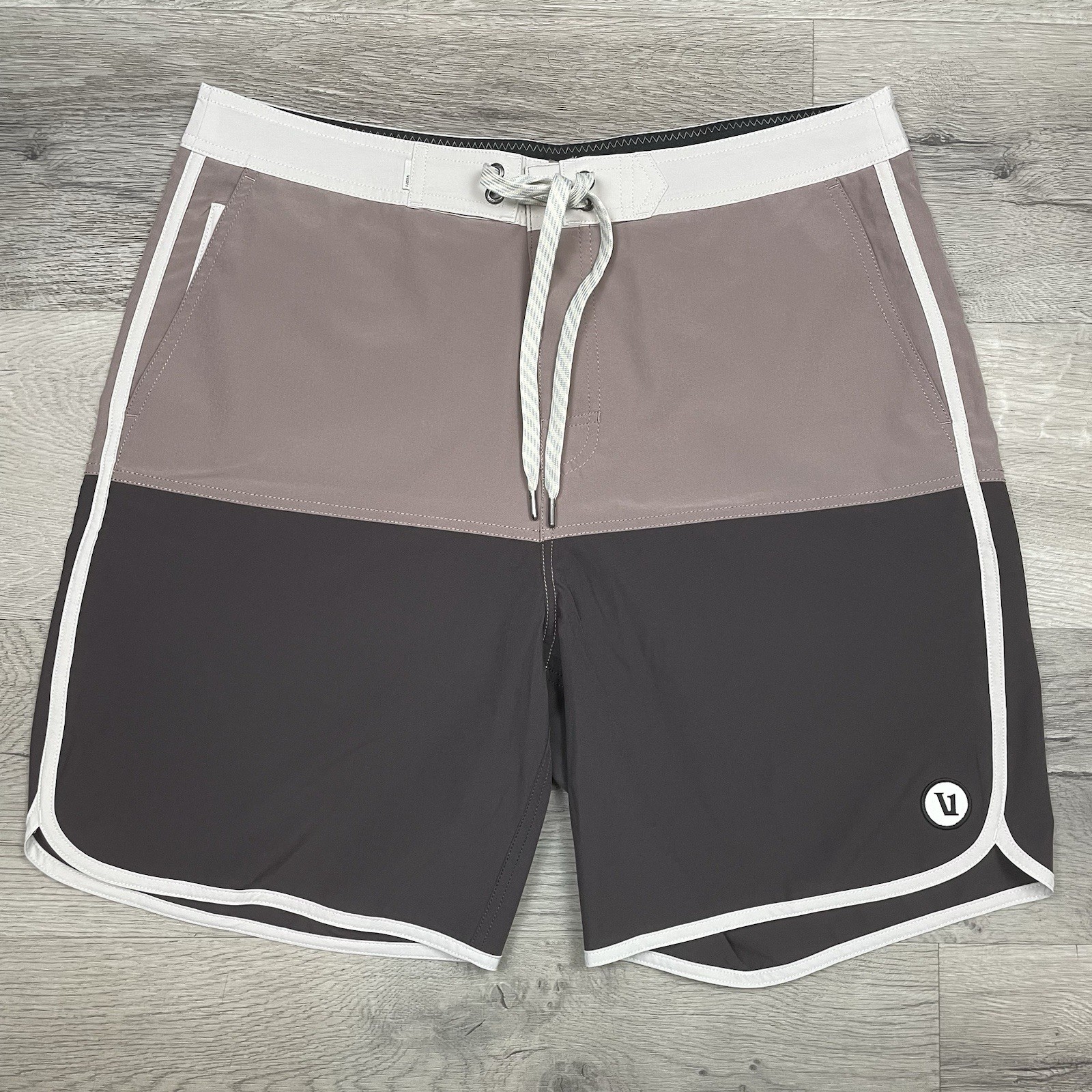 Vuori Cruise Boardshorts Men’s 32 Sangria Colorblock 7.5” Linerless Swim Trunks