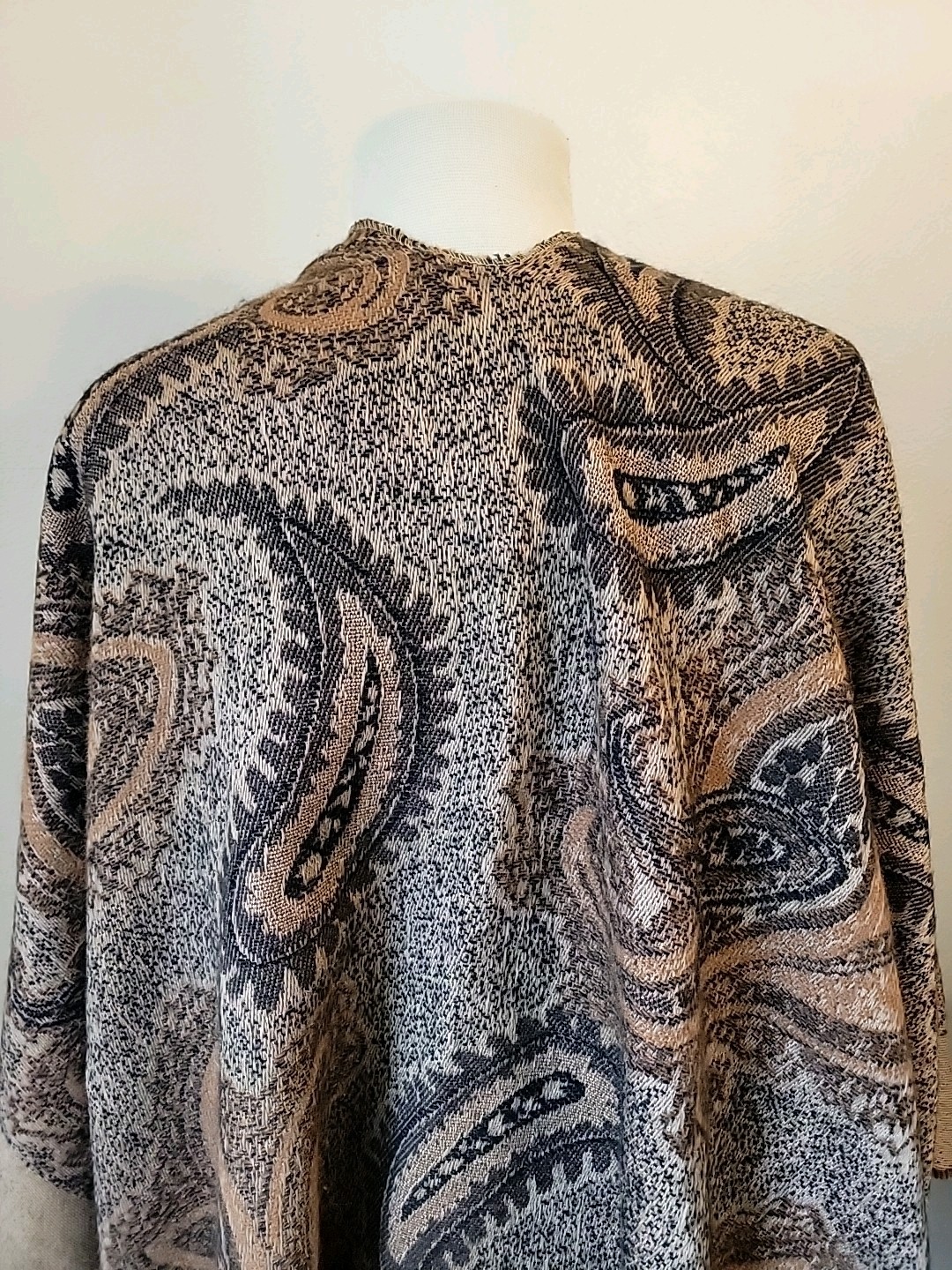 East 5th Avenue Wrap Shawl Sweater One Size Beige Paisley Fringe Boho New
