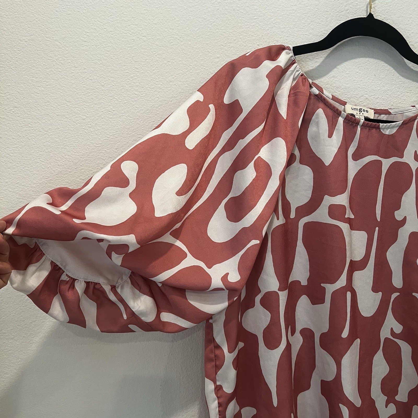 Umgee Abstract Print Two Tone Red Blouse Sz L Office School Art Gallery Academia