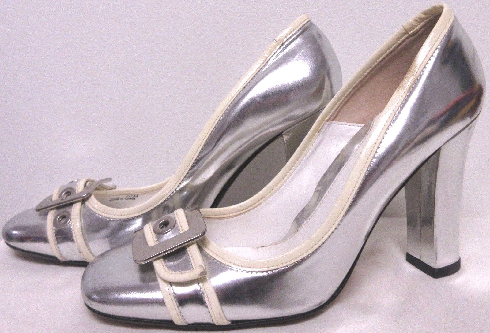 JESSICA BENNETT SILVER LEATHER W BUCKLE ROUND TOE PUMPS CREAM PATENT TRIM 7 1/2
