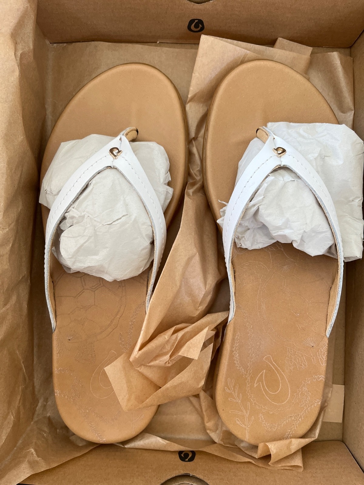 OluKai Honu Sandals Bright White Womens Size 6 Flip Flops