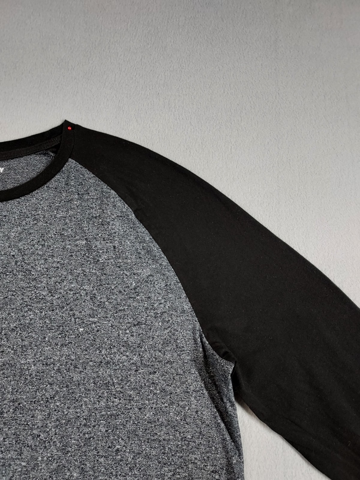 Old Navy Men Athletic Top M Black Gray Crew Neck Long Raglan Sleeve Logo Active