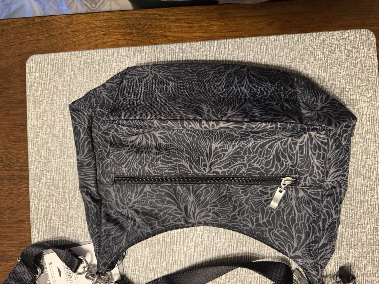 NWT Baggallini Modern pocket half moon crossbody in Midnight Blossom