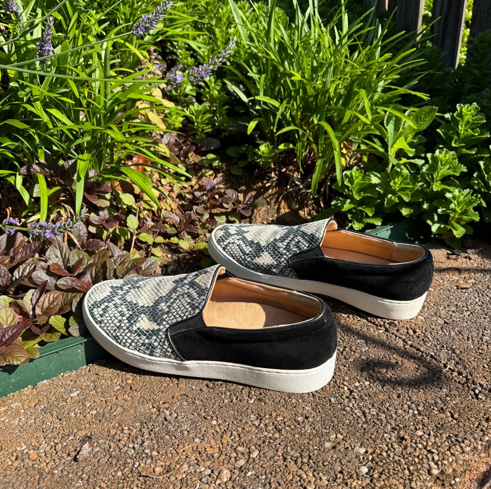 Vionic Ladies Size 9 1/2 Slip On Shoes