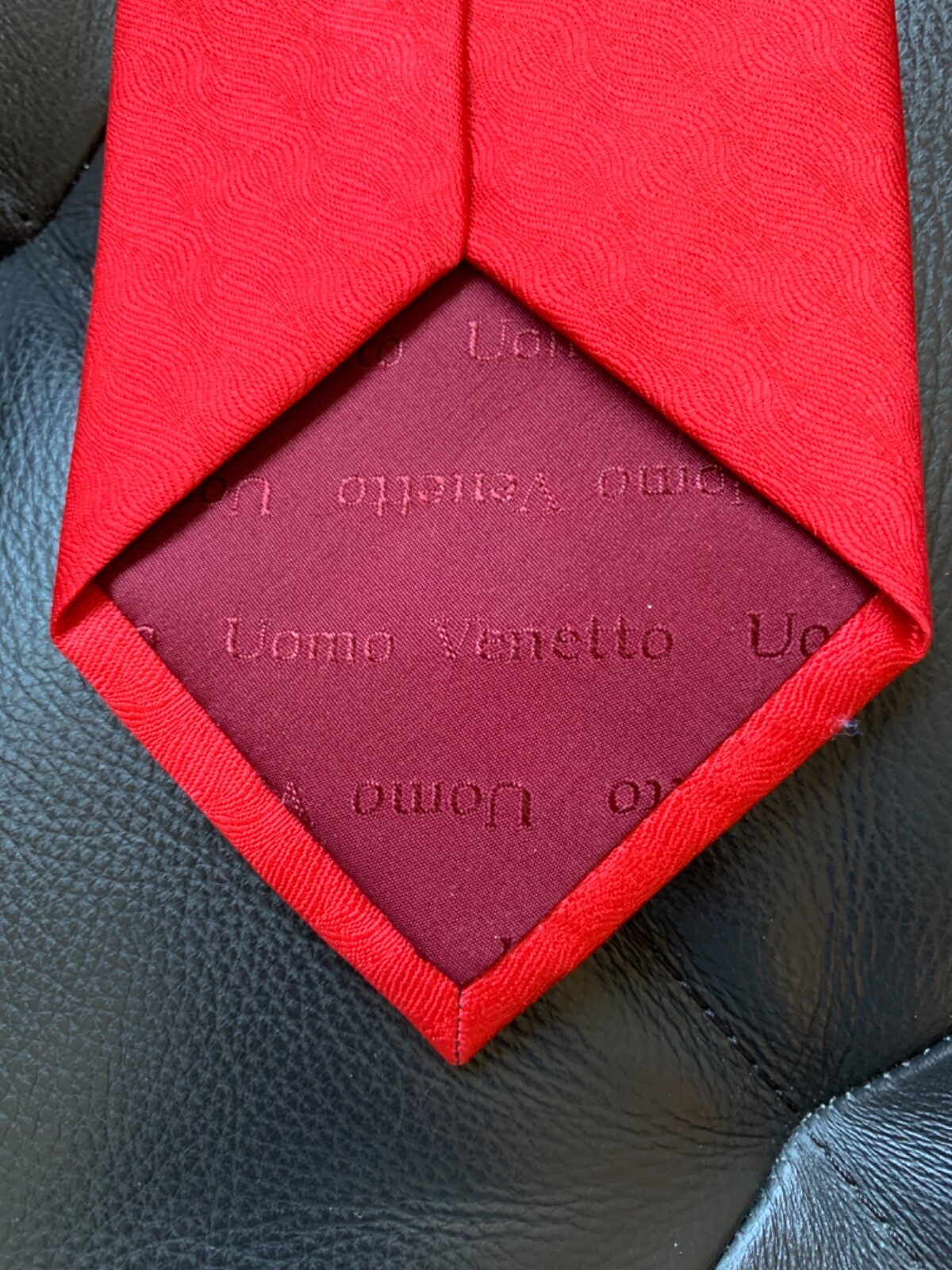 Men’s UOMO VENETTO 100% Silk Tie Necktie Red Festive Holidays 3.75″x57.5″