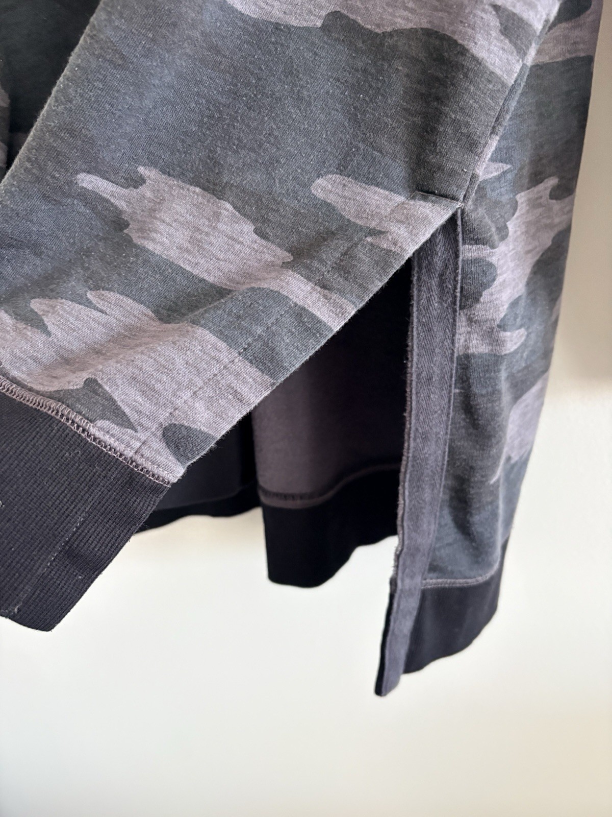 Old Navy Sweatshirt Black Gray Camo Womens Size XL Tunic Long Sleeve