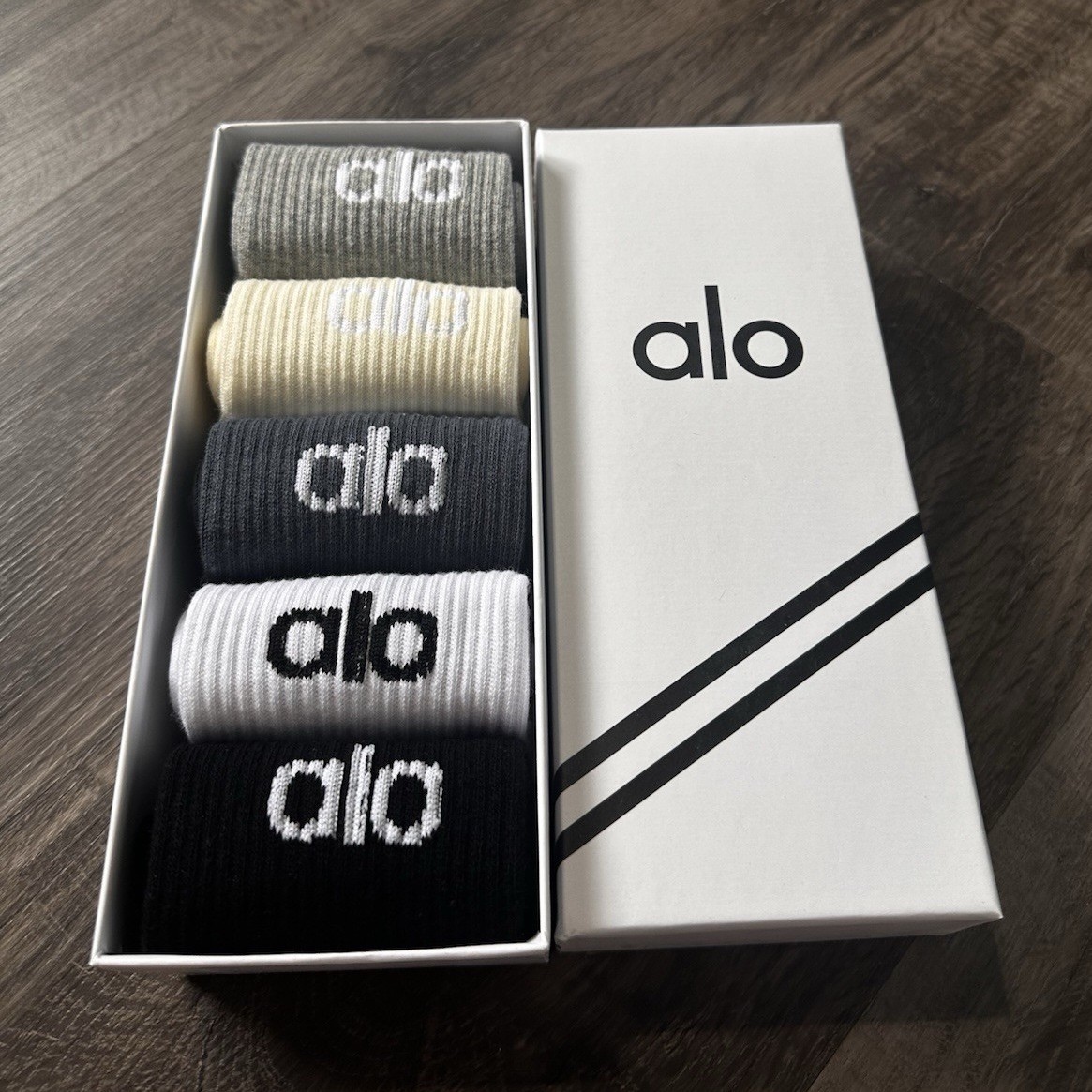 ALO Women’s Crew Socks 4-Pack Multi-Color Solid Mid Calf One Size