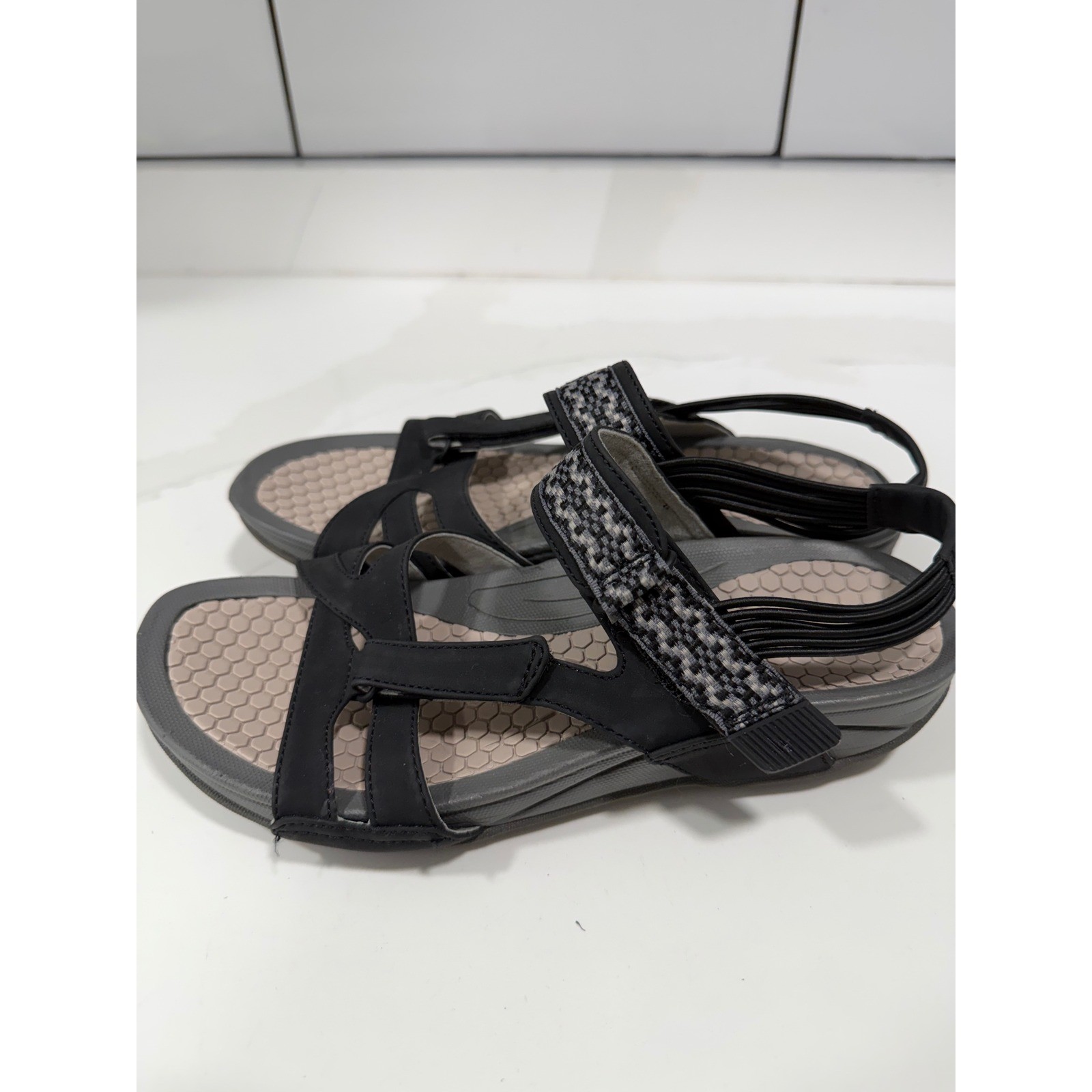 Baretraps Dalton Womens Black Sport Sandals Size 7M Rebound Comfort Strappy