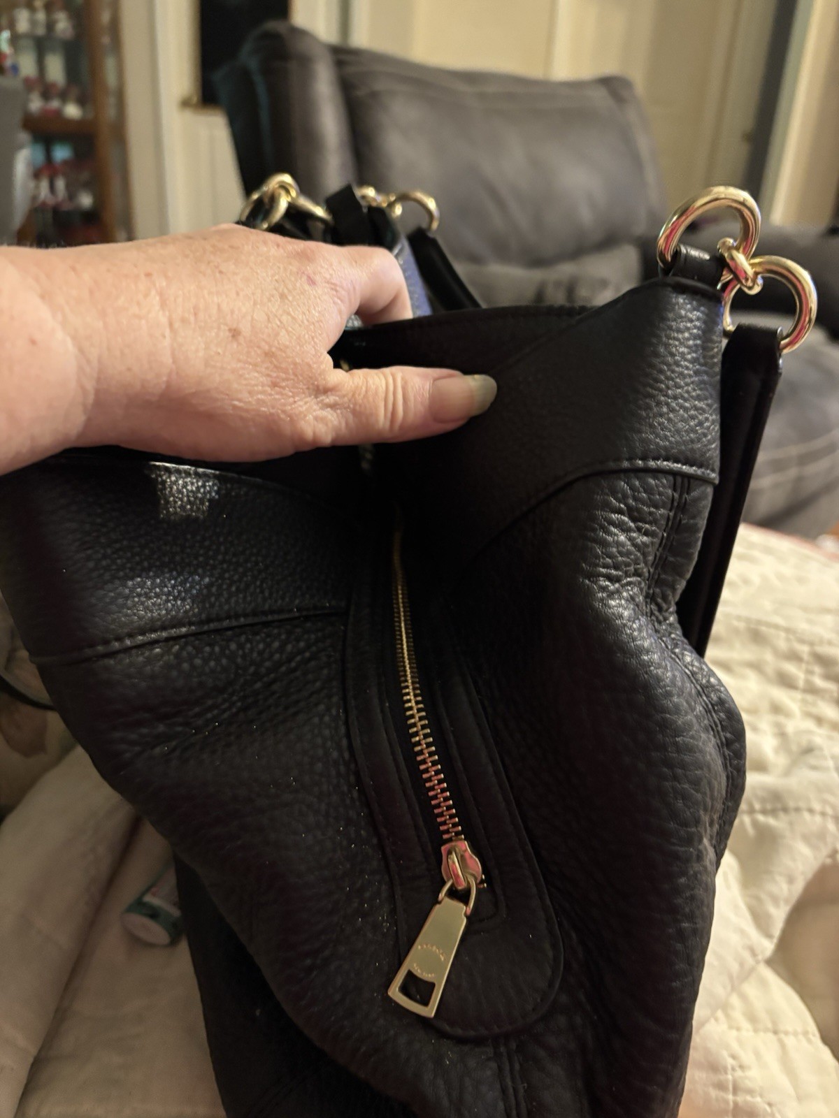 Coach Black Pebbled Hobo Shoulder Bag Zip Magnetic Lined Inner Pockets Gold