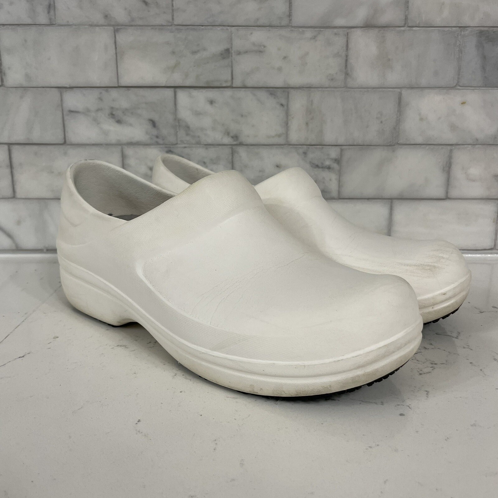 Crocs at Work White Rubber Slip Resistant On the Clock Clog Womens Size 7