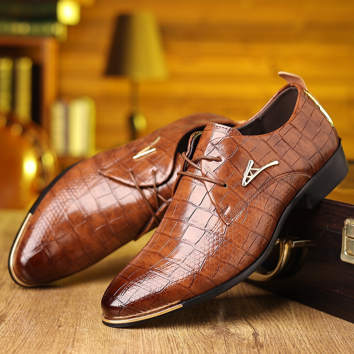 Men’s formal shoes, checkered lace up Oxford shoes, worn for formal occasions
