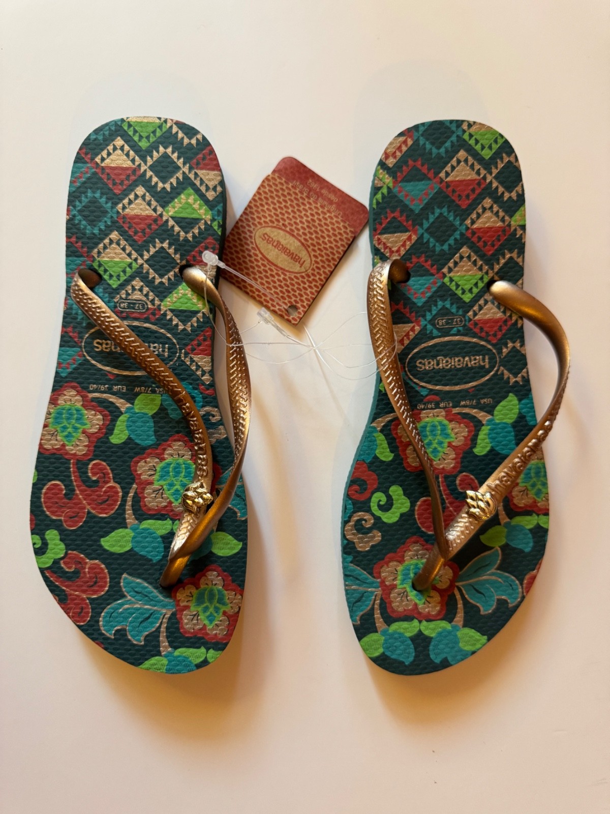 Havaianas Green Floral Print Colorful Flip Flops in Size 6/7 Summer Vacation