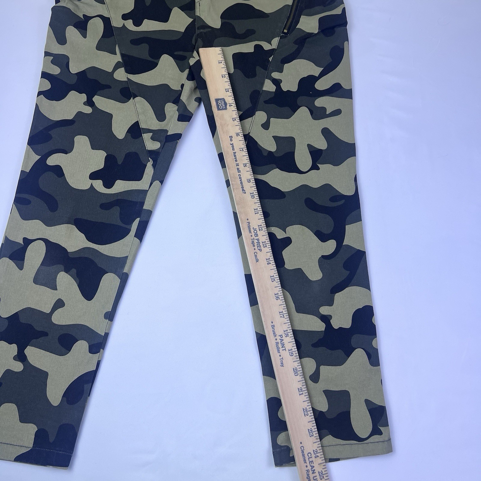 Active USA Camouflage Jogger Pants Size Medium Elastic Waist Zip Pockets