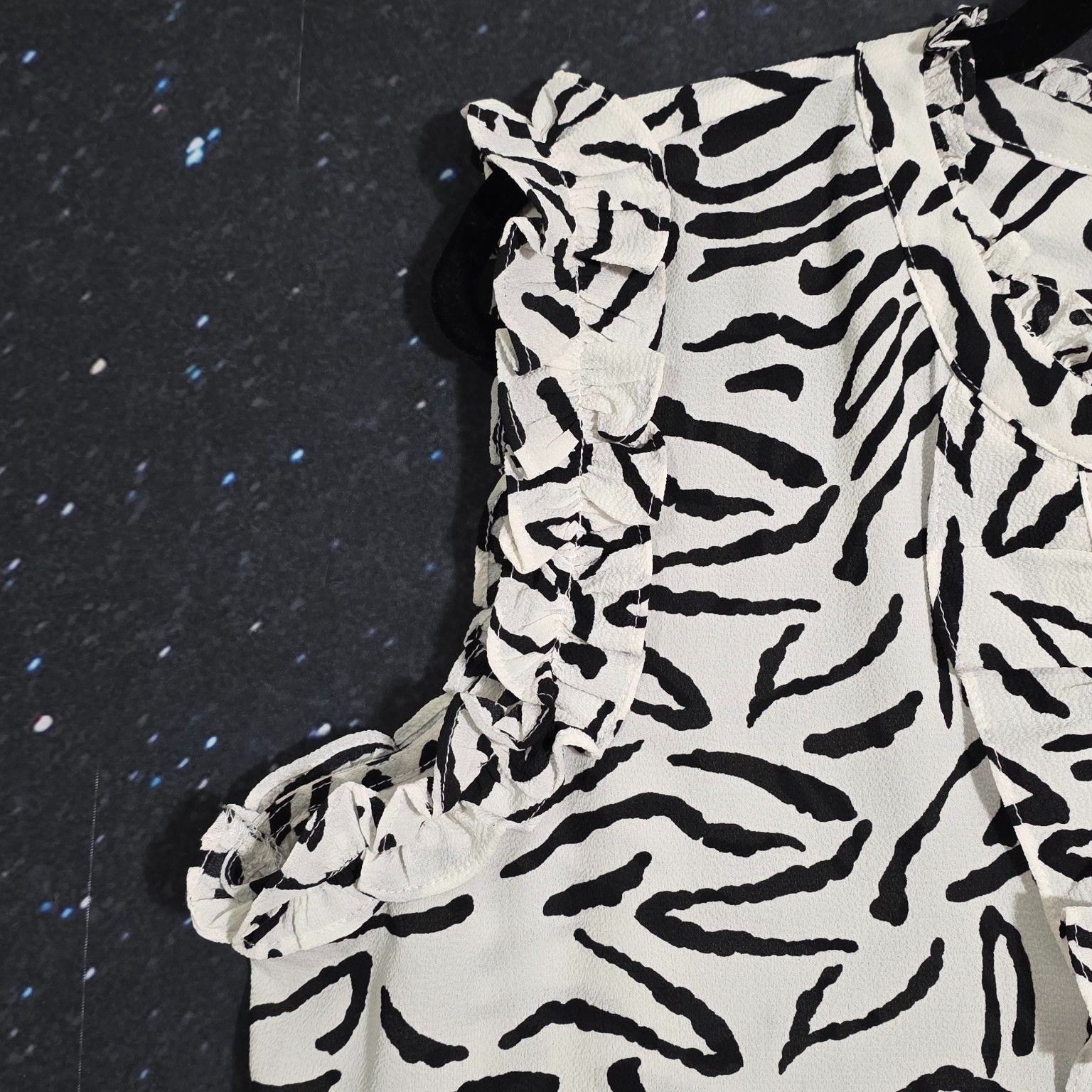 Milano L Black White Zebra Print Ruffle Sleeveless Blouse Top MSRP $68
